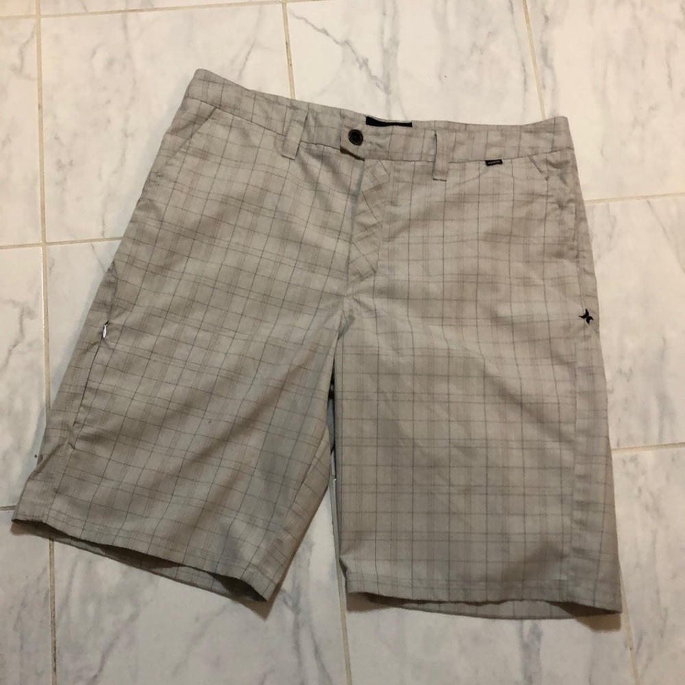 Hurley men’s plaid cream / grey shorts.  Perfect for golf or the beach!  EUC!